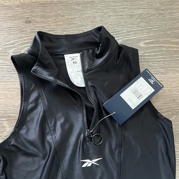 Work out Half Zip Sleeveless Top - Picture 3 of 4